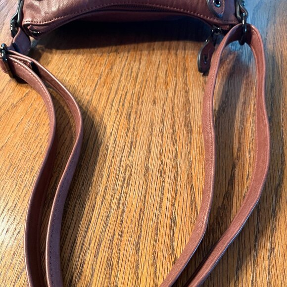 JESSICA SIMPSON REDDISH BROWN FAUX LEATHER CROSSBODY BAG W/BLACK METAL HARDWARE - Picture 10 of 10